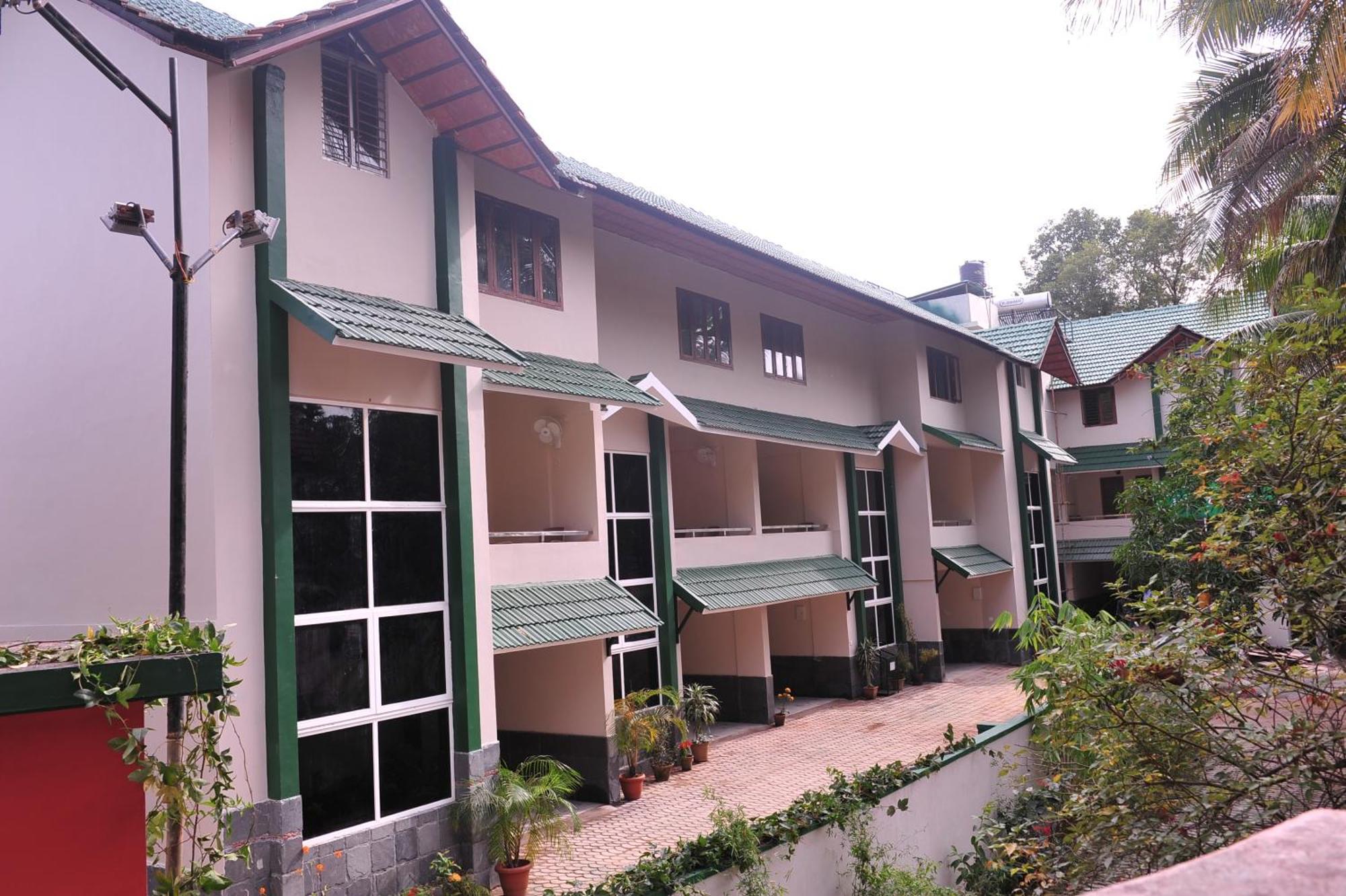 Haritagiri Hotel Kalpetta Bagian luar foto